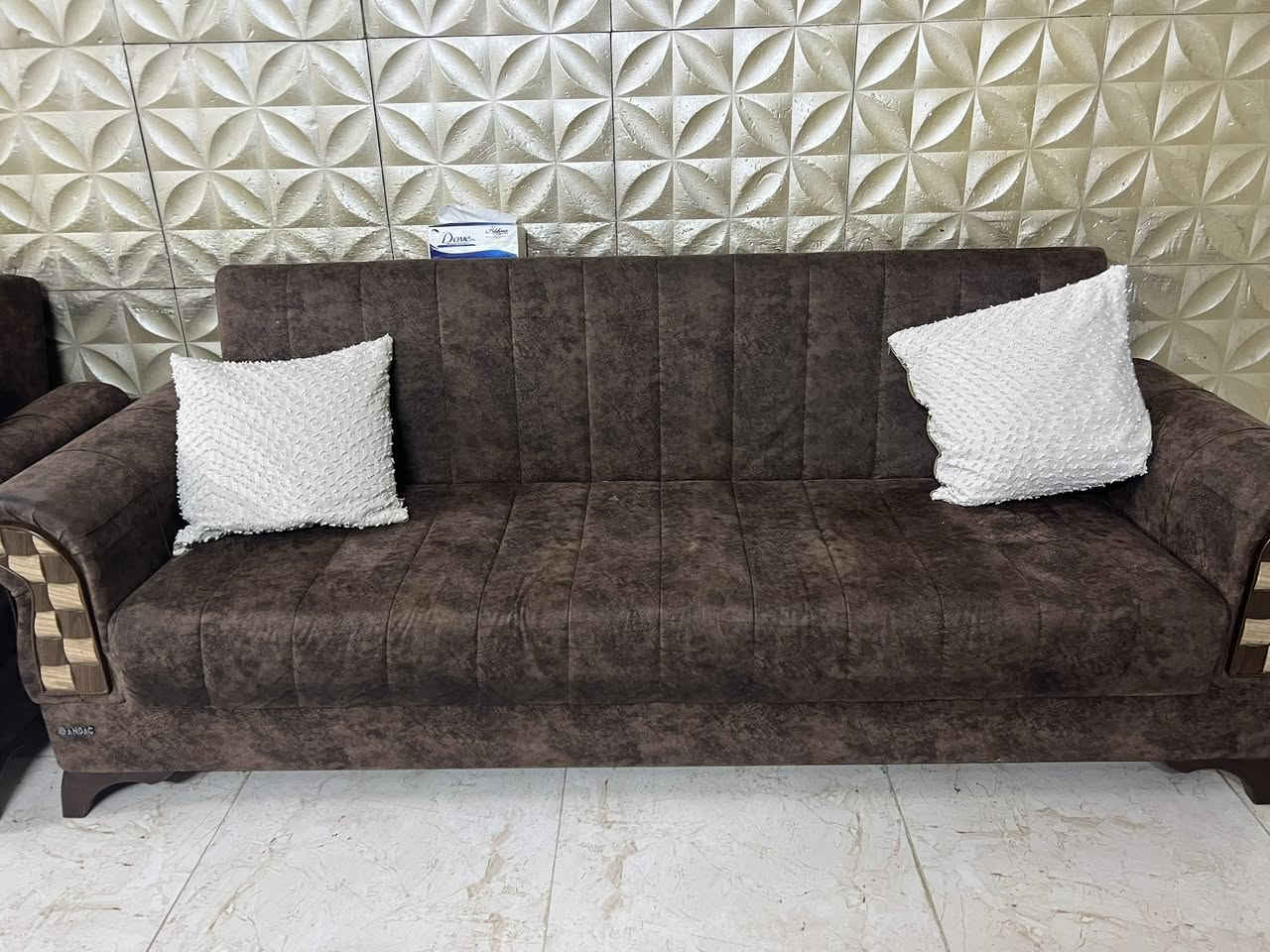 سلام عليكم توفر يمنه تخم تركي 100 بل100 ابو السرير 12 مقعد نضيف جدا وبسعر جدا مناسب ب 650 وبي مجال رقم التواصل ***********
