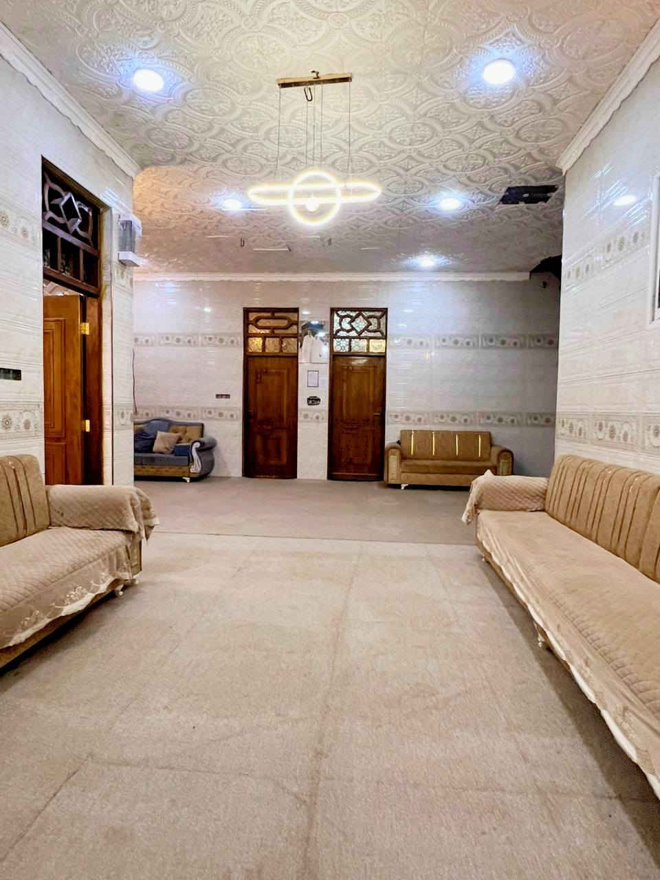 بسم لله ماشاء الله

للبيع بيت مساحه ٧٠٠متر
 ((السعر  ٨٥  ))

(( طابو سند ٢٥)) مداور مباشر
بناء حديث طابوك والسقف صب كونكريت

شبكه خدمات متكاملة 
 مركز صحي
مدرسه قريبه
صيدلية قريبه 
 ماء أسأله وسقي 
كهرباء ومولد ذهبي
ركن على شارعين تبليط
مداور مباشر بأسم المشتري 

ركن على شارعين تبليط
  يتكون من.
١_ #كراج يتسع لأكثر من ٤سيارات
٢_ #حديقه كبيره
٣_ #استقبال  (١٠ *٤ ونص)

٤_#صاله   ( ١٤  *٤ ونص)

٥_#صاله    (٨ *٤ونص)

٦_#مطبخ  (٦*٤ونص)

٧_#صحيات داخلية متكاملة

٨_# سياج حجر كامل

٩_#قطعه ١٥٠ متر

الموقع:: الحمزه الغربي #التياس قرب المركز الصحي
على الشارع العام مباشر

***********  متوفر واتساب 

***********
