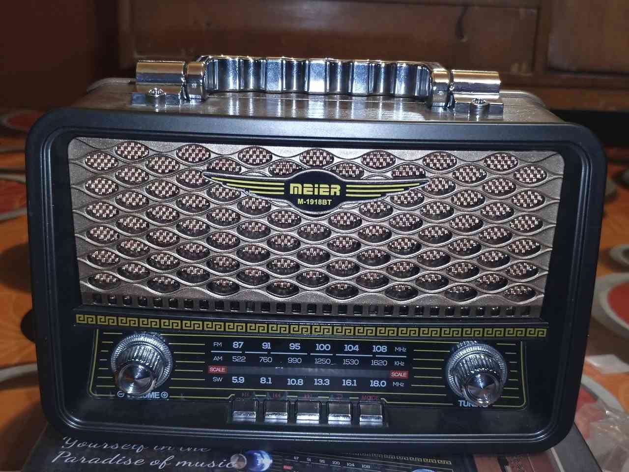 هذا الجهاز هو راديو Meier M-1918BT كلاسيكي بتصميم عتيق (Retro).يدعم تقنية Bluetooth 5.0 للاتصال اللاسلكي وتشغيل ملفات الصوت من الهواتف.يحتوي على منافذ USB و TF Card لتشغيل ملفات MP3 مباشرة.يعمل ببطارية قابلة للشحن ويستقبل موجات AM/FM/SW.


**إذا كنت صاحب هذا الإعلان وتريد حذفه لأي سبب، رجاءا أرسل رسالة إلى الدعم الفني**