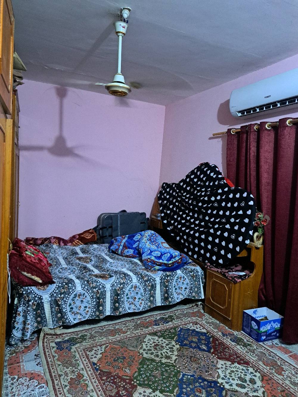 دار للبيع (طابقين) 🏠
متاح الآن منزل متكامل للسكن الفوري 
​✅ المساحة الكلية: 250 م.
✅ عدد الطوابق: طابقين.
ملاحظه الطابق الاول يحتوى على طرمه كبيره وحديقه 
ودوانيه وستقبال ومطبخ وغرف نوم عدد 2 ومناور عدد 2 وصحيات داخلي وخارجي وكلدور  الطابق الثاني يحتوى على دوانيه وستقبال ومطبخ وصحيات وغرف نوم عدد 2 غير كاملات 
✅الطابق الثاني غير مسكون فيه من سنة التشيد الدرج خارجي وداخلي وباب منفصل وحده
​  "للاستفسار يرجى الاتصال"].
***********
📍 العنوان: [ حي المعلمين الجديد].