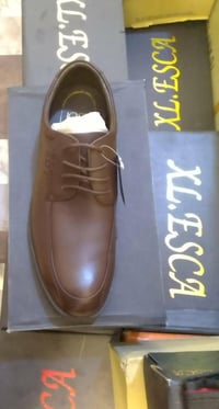 مكلفه فقط احذيه للبيع جمله مفرد نضيف وجديد نفس الصور غير ملبوس سعر جدآ...