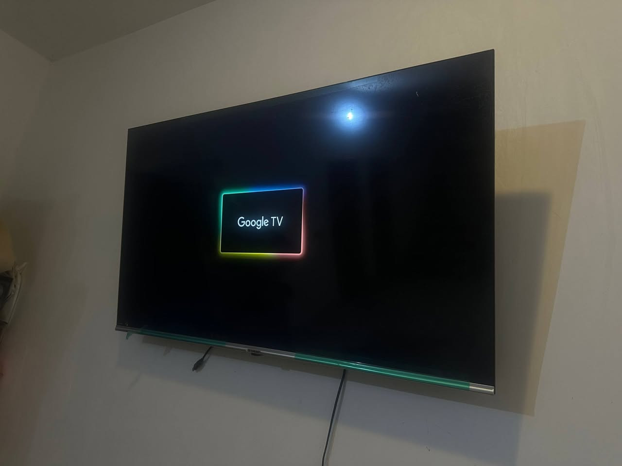 المميزات والتقنيات
النظام الذكي: الشاشة تعمل بنظام Android TV (جوجل سمارت)، وتدعم تطبيقات شهيرة مثل Netflix وYouTube.
الصوت: مزودة بتقنيات صوتية متقدمة تشمل Dolby Audio و DTS TruSurround لتوفير تجربة صوتية محيطية ونقية.
التوصيل: تتضمن مداخل HDMI للوسائط المتعددة عالية الدقة، ومنافذ USB لتشغيل الملفات الخارجية.
التصميم: تأتي بتصميم عصري بإطار نحيف جداً (Frameless).
مع ستلايت وصحن نوعيه ممتازه
السعر 400 
مشتريها جديد 
اقل الشهر 
رقم الهاتف: ***********
