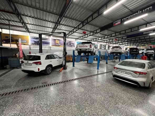 المكتب الهندسي للسيارات 

✨️سيارتك في أيدٍ أمينة.. رفاهية الخدمة ودقة الأداء في الموصل 💎🚗

👨‍💻​عملائنا الكرام،
لأن سيارتكم تستحق الأفضل، نضع بين أيديكم خبراتنا الهندسية المتطورة لضمان قيادة آمنة ومريحة. في المكتب الهندسي للسيارات، نجمع بين التكنولوجيا الحديثة وقطع الغيار الأصلية.

​🌟 لماذا نحن خيارك الأول؟
🔹️​راحة متكاملة: صالات انتظار مكيفة ومنفصلة (خاصة للرجال 👨‍💼 وخاصة للنساء 👩‍💼) مع خدمة إنترنت مجانية 🛜.
🔹️​كوادر متخصصة: فريق هندسي وفني بمهنية عالية لضمان أدق النتائج 💪.

​🛠️ خدماتنا الشاملة:
🔸️نقدم صيانة متكاملة للسيارات الحديثة تشمل:
​استبدال جميع أنواع الزيوت والفلاتر (محرك، كير، بريك، راديتر) من مناشئ عالمية.
🔸️​صيانة دقيقة لمنظومات الوقود وتنظيف النوزلات وغرف الاحتراق.
🔸️​تصفير (خرطة) الفلنجات وتنظيف حجر البيئة بأحدث الأجهزة الإلكترونية.
🔸️​خدمات تنظيف الدكشن البارد ومنظومة الهواء دون الحاجة للفتح.

​🌍 وكلاء حصريون لأفضل الماركات العالمية:
نفتخر بكوننا وكلاء لشركات رصينة:
💠وكلاء شركة دنكرمان (Denckermann) البولندية
💠وكلاء شركة بلوكم (Bluechem) الألمانية
💠وكلاء شركة بيل 1 (Bell 1) السنغافورية
💠وكلاء زيوت (ARECA) الفرنسية 
💠وكلاء بطاريات اكما (EGMA BATTERY) في الموصل. 
💠وكلاء شركة (A9) السويسرية.

​🎁 خدمات مجانية للزبائن الكرام:
⚡️​فحص شامل للسوائل والفلاتر (هواء وتبريد).
⚡️​تعبئة ماء الماسحات ونيتروجين للإطارات.

📞 للحجز والاستفسار: ***********

✅️مراسلتنا عبر واتساب. https://wa.me/9647703366009

📌موقعنا على خرائط كوكل 👇👇

https://maps.app.goo.gl/g7vk3hwaN9mi91q49?g_st=com.google.maps.preview.copy

📩صفحتنا على الانستكرام 👇👇

https://www.instagram.com/eng_cars24?igsh=Y2JoNDVtMHgzZm1m&utm_source=qrhttps://t.me/EOC_CARS

​📍 موقعنا: الموصل - حي الوحدة (الشارع الرئيسي) - مجاور محطة الكداوي (الشهامة).

​#الموصل #نينوى #حي_الوحدة #سيارات_الموصل #صيانة_سيارات #المكتب_الهندسي_للسيارات #تبديل_زيت #فلاتر_اصلية #دهن_محرك #ميكانيك #تنظيف_نوزلات #حجر_البيئة #Denckermann #Bluechem #اهل_الموصل #سيارات_العراق #خدمات_سيارات #المركز_الافضل_لصيانة_سيارتك_في_الموصل
