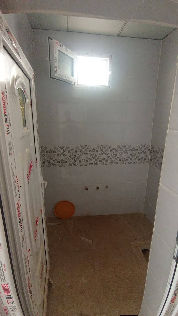 السلام عليكم 
دار 50 متر للبيع حي العسكري منطقة ال 5000 بناء جديد خريطه مفتوحه غرفه +صاله ومطبخ  ومكشوفه وسطح شارع 10 السعر 62 مليون مع المجال للاستفسار *********** مكتب الأمير للوساطة العقارية
