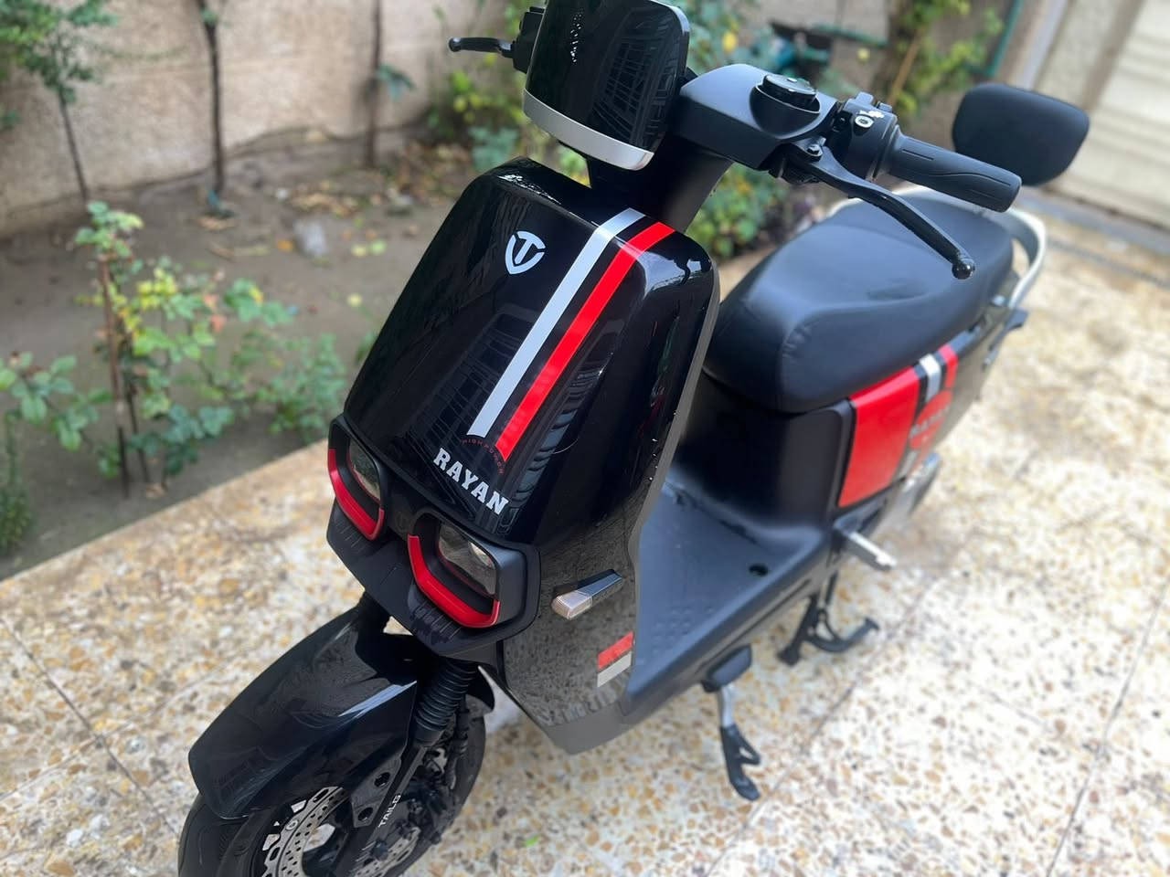 السلام عليكم دراجه شحن للبيع ريان نضيفه حيل بصمتين سويجين بطاريات جديده عنوان بغداد البنوك للتواصل *********** سعر 700 بيه مجال بسيط حك الجيه
