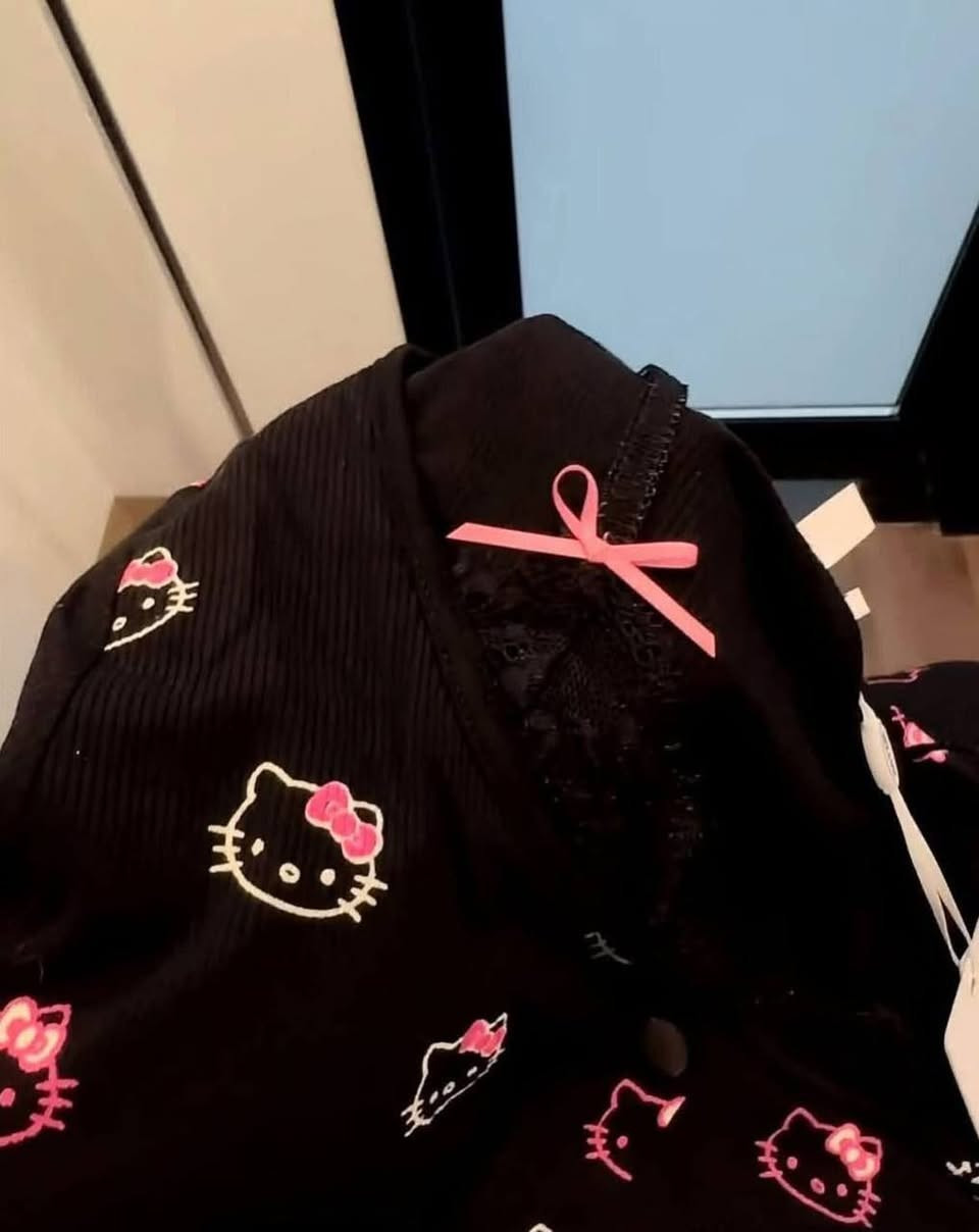 تراك كوالتي جدا عالي 🫶🫶
فري سايز لحد وزن 75 ❤️
السعر 15💰🔥
حجز مسبق كميه محدوده 🏃📩
للطلب واتساب *********** 📩
