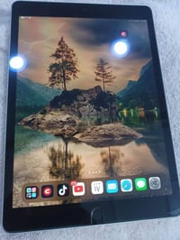 آيباد 9 • 64 جيجا • نضيف 100%