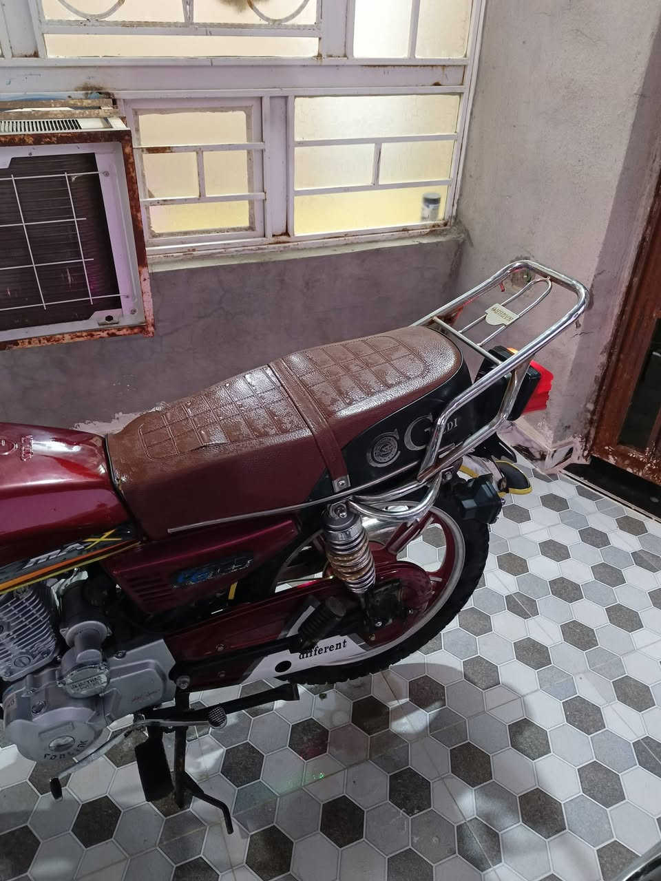 السلام عليكم
لبيع دراجه سيفان 23 باب اول ختم سونلك 
حلوه مرتبه كامله مابيهه نقص مثل متشوف گدامك نضيفه بشكل ورقه كارتونيه 
وياله عدلات تايرات نضاف كهربائيات كامله 
محرك مامفتوح مكفوله من كلشي 
سعر 525 وبيهه مجال للشراي 
مكان سراجق طريق دلئ عباس 
رقم ***********
