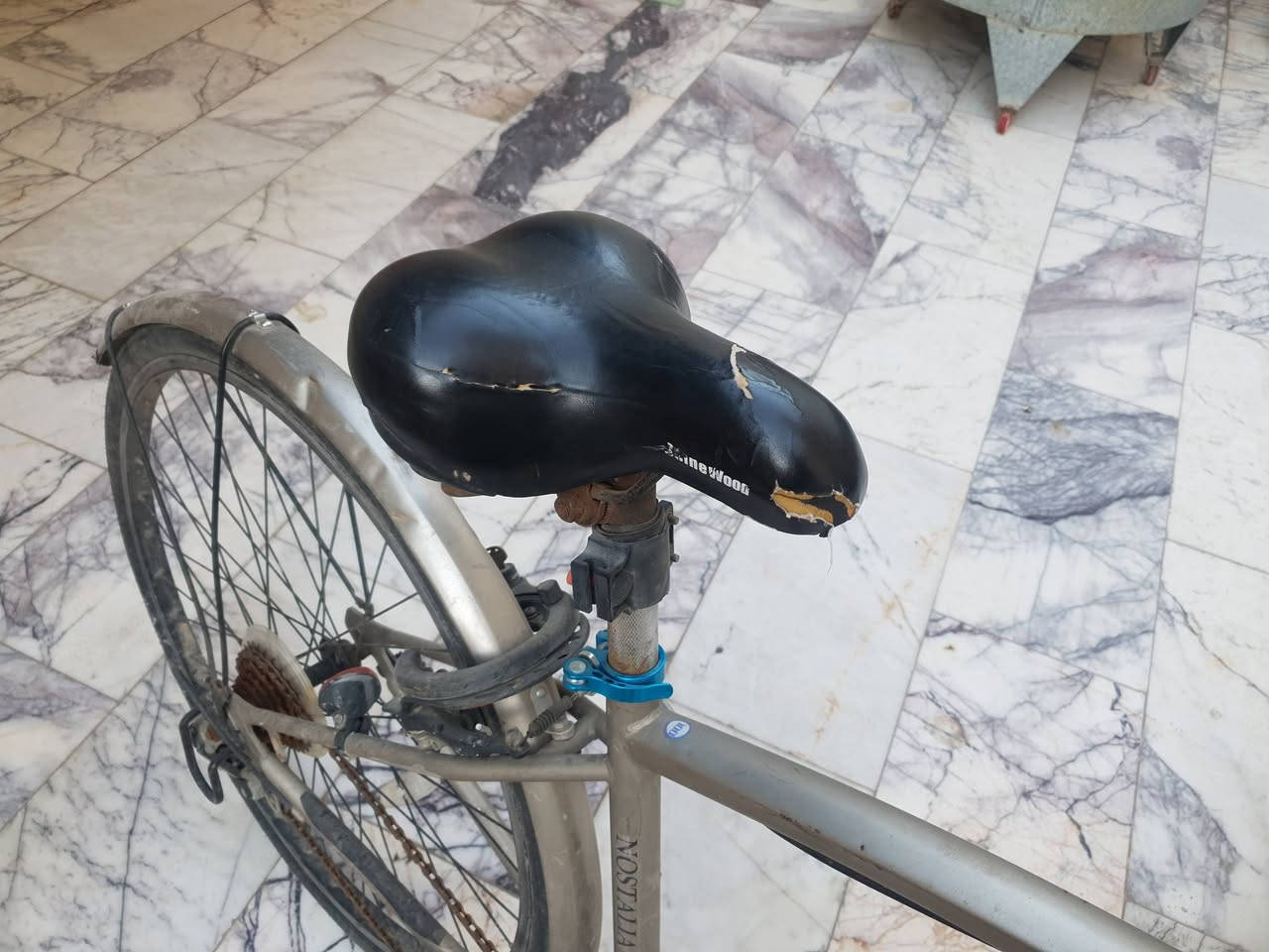 السلام عليكم بايسكل للبيع معدن فافون بريكات شغالة ٧ نمرات السعر ١٠٠ الف العنوان حي المعلمين القديم شارع المصلحة الرقم ***********
