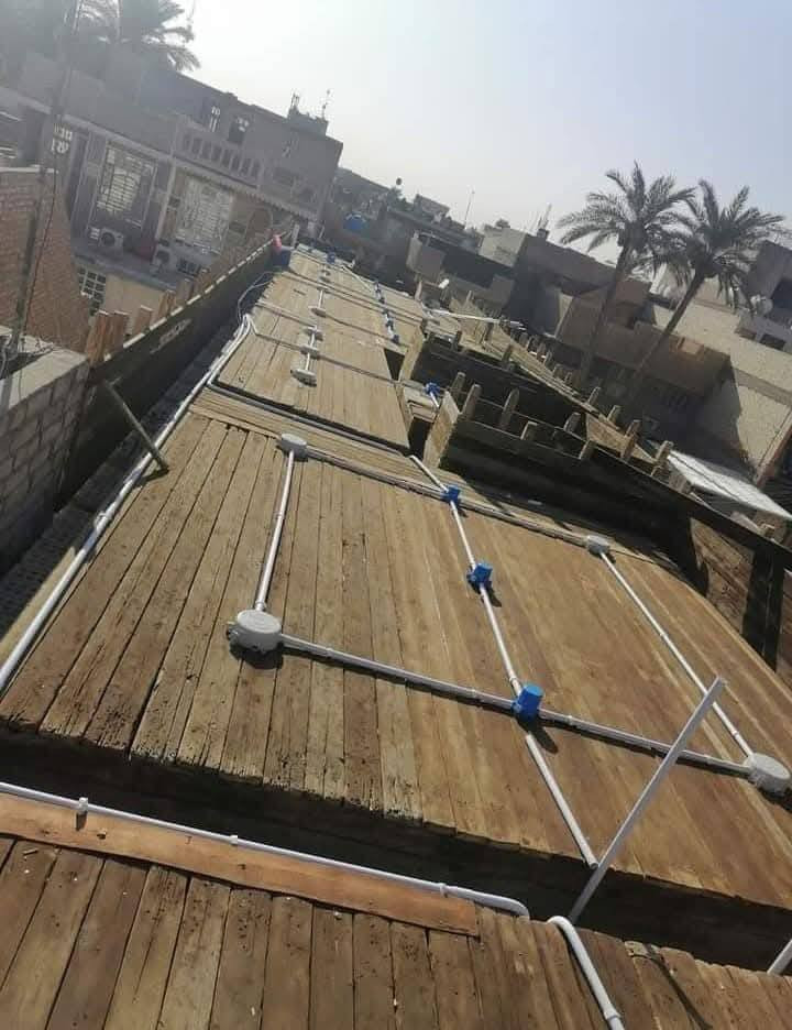 عيدكم مبارك
كل عام وانتم بخير 

بناء منازل 
درجة أولى 
نقد وبالتقسيط المريح
فقط محافظة ديالى بعقوبة 
( اقضية ونواحي)

🏗️ تندر بناء كامل - تسليم مفتاح

المرحلة الأولى: الأساسات

 • تنظيف الأرض، فحصها من قبل المهندس 
 • رش مبيد حشري مكافحة الأرضة والحشرات

⸻

المرحلة الثانية: أعمال البوكس 

  .عمل بوكس قياس 40*50 
( الشيش نوع العتبة،،، قياس 16 ملم ،،، اتاري (~4*1)
  . عمل وزن قياس 30 سم يشمل منه (10سم) صب باتلو 
  . تزفيت البوكس والباتلو معًا 
 • تنفيذ شبكة المجاري باستخدام أنابيب “ألبركة” الأصلي وأنبوب للمنهولات.
. صب الارضيه بالكامل ( صبة النظافة) بعد التصفية والحدل و نايلون زراعي وفلين مضغوط للجوينات 

⸻

المرحلة الثالثة: أعمال البناء

 • البناء بالطابوق الأصفر الجمهوري (معامل النهروان).
 • تأسيس خطوط السبالت والمرازيب.
 • البناء بارتفاع 3.50 م، ليكون ارتفاع الطابق الأرضي الصافي 3.50 م.

⸻

المرحلة الرابعة: أعمال القالب والسقف

 • تأسيس أنابيب الكهرباء والجكشنات داخل السقف. وانابيب  السبالت ، وانابيب تصريف مياة الامطار، وكاميرات المراقبة .
 • تسليح السقف باستخدام شيش العتبة الأصلي.
 • تنفيذ جسور الفراغات الكبيرة حسب الأسس الهندسية.
 • صب السقف باستخدام مواد مفحوصة مختبريآ 
والعمل يكون خبط يدوي وليس مركزي 

⸻

المرحلة الخامسة: الطابق الأول والبيتونة

 • تنفيذ بناء البيتونه والستارة
 . تنظيف السطح وغسلة بالكامل 
 . رش الفلانكوت للسطح بالكامل 
 . تزفيت السطح بالكامل والبيتونه 
 . بناء السياج الخارجي وبقواطع مسلحة 
 .تنفيذ وضع باب حديد سلايت خارجي 
 . بناء مخزن للمجاري 

 • الأشتايكر: تطبيق مادة الأشتايكر مع عازل (فلين ).

⸻
المرحلة السادسة :أعمال الكهرباء والماء والتشطبيات الخارجية

 • الماء: تأسيس 3 خطوط PPR (انبوب مسلح كوري المنشأ )، مع تأسيس خطوط تقطير للسبالت، وتشطيب الصحيات والخلاطات (منشأ تركي).
 • الكهرباء: تأسيس بأسلاك سنكل(أردني الفنار)، مع إنارة بضمان سنتين.

⸻
المرحلة السابعة:الأبواب والشبابيك والمحجرات
 • الشبابيك: حديد أو ألمنيوم حسب الطلب.
 • الأبواب:
 • خارجي: حديد.
 • داخلي: تركي (225 ألف).
 • الحمامات والمناور: PVC 
 • باب الصالة: حديد ثقيل.
 • المحجرات: ألمنيوم واللون حسب اختيار صاحب الدار.

⸻
المرحلة الثامنة:أعمال السيراميك والبياض والأرضيات.
 • السيراميك: إكساء جدران الحمامات والمطبخ بسيراميك (هندي، إيراني أو إسباني حسب الاتفاق).
 • البياض: لبخ الجدران سمنت بالجص والبو رك درجة أولى، مع عمل مساطر ومعالجة الطابوق.
 • الأرضيات:
 • كامل الدار والسلالم: بورسلين أو كاشي حسب الاتفاق
 • الحمامات: نوع هندي او ايراني حسب الاتفاق.
 • المناور والكراج: سيراميك مسلح حامضي.

⸻
المرحلة التاسعة:الواجهة
 • صبغ كامل للواجهة الخارجية بطلاء “جوتن”.
 • تسليم بعد تنظيف وغسل شامل للدار.

⸻
المرحلة العاشرة:هدايا مجانية لصاحب الدار
 1. ماطور ماء مع الربط.
 2. تأسيس منظومة كاميرات + بوكس إنترنت.
 3. خزان ماء سعة 1000 لتر.
 4. ديكور جبسن بورد للصالة.
 5. صبغ داخلي للدار بالكامل (أوف وايت أو أبيض).
 6. تصميم مجاني للخارطة والواجهة.

⸻

ملاحظات هامة
  .يتعهد صاحب الدار بتسليم المقدمة كاملة والاقساط الشهرية كلا في وقته واذا تأخر بشهر من الاشهر يسدد قسطين بالشهر الذي يلية
 . في حال اضافة اي فقرة غير متفق عليها خطيًا 
  يكون مبلغ عملها نقدًا 
  .فقرات البناء النهائية تكتب خطيًا خلف ورقة المكاتبة بين الطرفيين وبالشهود 
 • التندر يشمل المساحات من 100م² فما فوق، وعدد الطوابق 2 أو أكثر.
 • للمساحات الأقل من 100م²، يُضاف مبلغ يتراوح     بين 25 – 50 ألف دينار للمتر حسب المواصفات.
……………………..
للتواصل الاتصال 
***********
***********
     المقاول
حجي عبد
