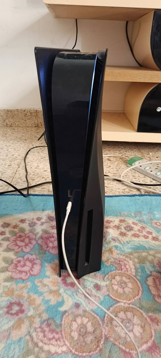 🎮 بلايستيشن 5 (PS5 Fat) نسخة سبايدرمان المحدودة للبيع 🎮
​السلام عليكم شباب، متوفر جهاز بلايستيشن 5 (نسخة الفات Fat) الأصلي، الإصدار المحدود المميز الخاص بلعبة سبايدرمان 2 (Spider-Man 2 Limited Edition Bundle).
​🔴 مواصفات وتفاصيل الجهاز:
​الموديل: الكود المعتمد والأقوى CFI-1216A  وهي أفضل نسخة من ناحية التبريد الممتاز، الاستهلاك الأقل للطاقة، والمعالج المطور.
​النسخة: باندل رسمي ومحدود (الكرتونة والغلاف بالتصميم الخاص باللعبة).
​النظافة: الجهاز نظيف جداً، أداء مستقر، وما يشكي من أي تعليق أو حرارة.
​⚠️ ملاحظة صريحة لإبراء الذمة:
​الجهاز مبدل بور سلاي (Power Supply) جديد وأصلي، بسبب انقطاع  الكهرباء. حالياً الجهاز شغال 100% ومفحوص وجاهز للاستخدام بدون أي مشاكل.
​📦 الملحقات والألعاب 
​💿 لعبة GTA V (جي تي اي فايف).
​💿 لعبة FC 24 (فيفا 24).
​الكرتونة الرسمية للباندل.
​كافة الوايرات الأصلية (باور + HDMI).
مكاني ديالى
رقمي ***********
