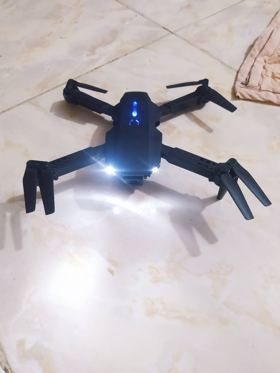 السلام عليكم طياره ادرون كل تفاصيله مستعمله بدون توصيل السعر 15.000 اتصل على الرقم *********** عنواني الحله الثوره
