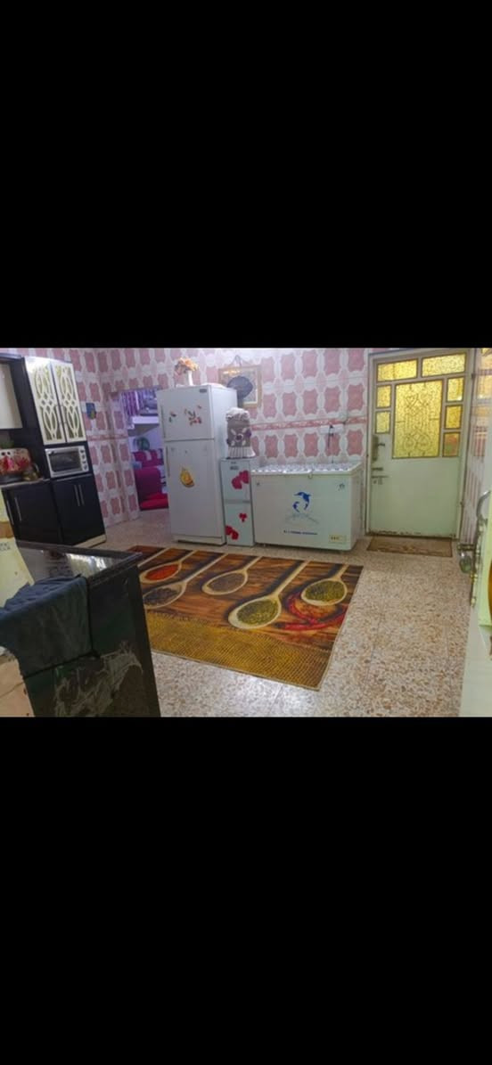 سلام عليكم بيت مساحته 200 متر طابو صرف بسمي مكانه بمنطقة ال7000 مقابيل المركز موقعه حلو البيت يتكون من استقبال و مطبخ و حولي و غرفتين نوم و حمام و مرافق معزولات بيت نضيف سطح اشتايكر مخزن اغراض بسطح رقمي *********** سعره ب110 و بي مجال
