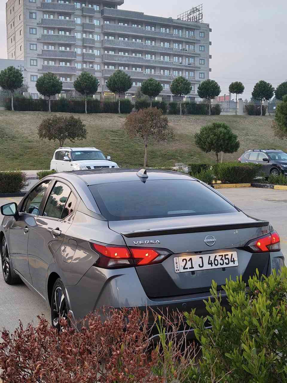 نیسان ڤێرسا مۆدێل 2024 Sr 
رەقم شانس 3n1cn8fv1rl834314
بێ دەعم بێ بۆیاخ سەنەوی تا 19 11 2030 تازەیە غرامەی نیە ، فول موسەفات بێ سڵایت . 20هەزار ڕۆیە ، ڕادار ، تعدل سورعە ، کامێرای دواوە ، شاشە گەوەرە ، گێج ئەلکترۆنی ، شحن کەرەوەی موبایل ، حاسەی abs ، هتد ،، ***********   *********** 
نرخ 147 مەجالێ برایانە ،
