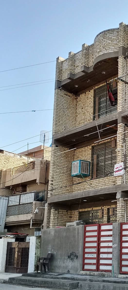 سلام عليكم دار للبيع مساحتة (82ونص) واجهة (5 ونص) نرال (15) بناء حديث ثلاثة طوابق يحتوي على اربع غرف + استقبال+ مطبخ وخدمات الشارع تبليط جديد الموقع الشعب خلف متوسطة صلاح دين قرب سوق صبح للاستفسار اكثر اتصال  ***********
