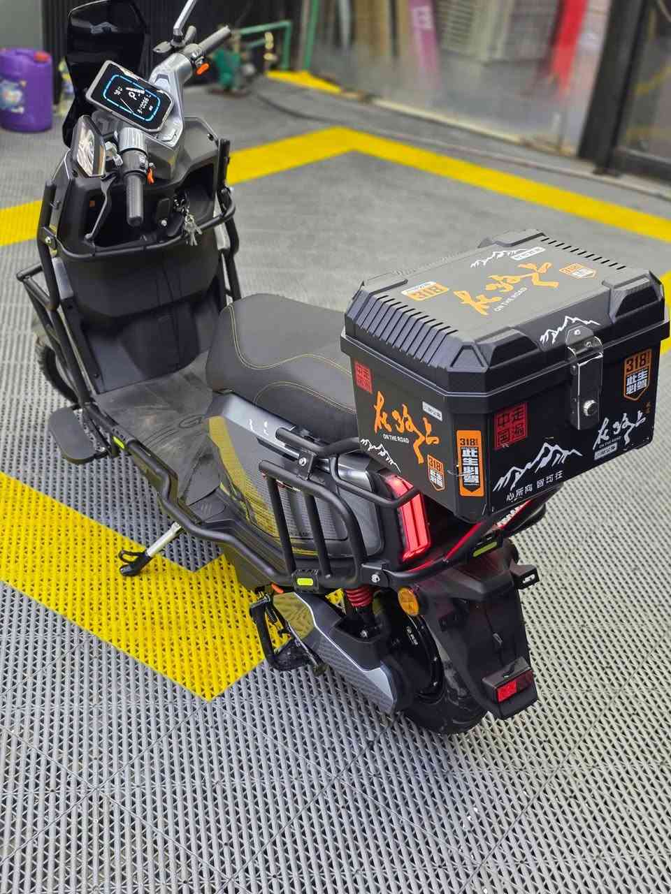 دراجة شحن للبيع سعر ٩٥٠ الف قفل جديدة بمعنى الكلمه ولازلغ بيهه استخدام بيتي سرعه ٨٥ حقيقي استخدام بيتي كلش قليل فقط المرايات تريد تبدلهن لو تصلحهن راخيات من القاعده
٦ بطاريات حجم كبير ...
* الدراجه مسويلهه نانو سيراميك ضمان ٣سنوات ومغلف ppf للشاشه والبيانو بلاك 
رقمي *********** 
مكاني بغداد القاهره او سيطرة الشعب ...
