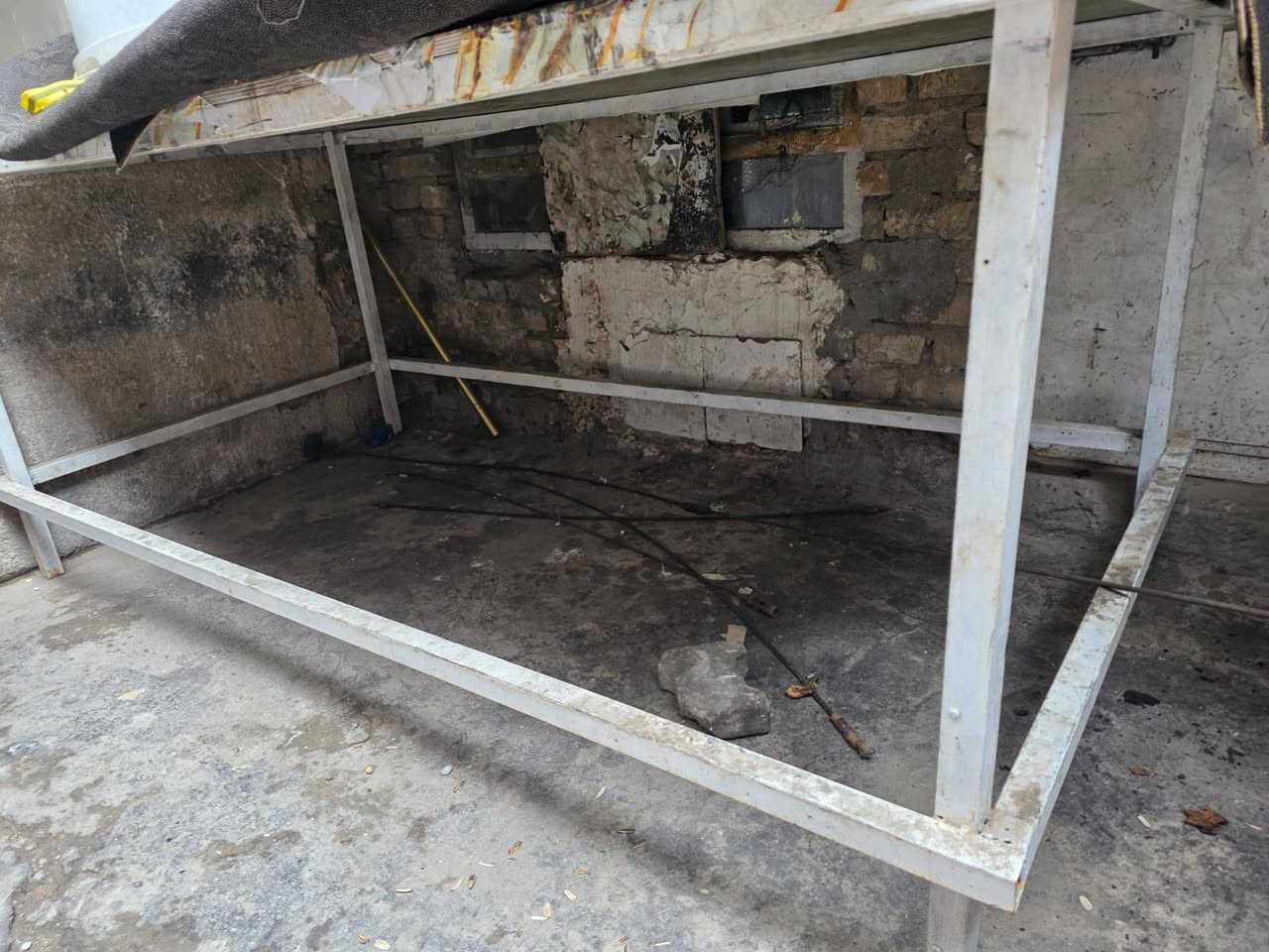 السلام عليكم  ميز للبيع السعر 150وبي مجال***********
