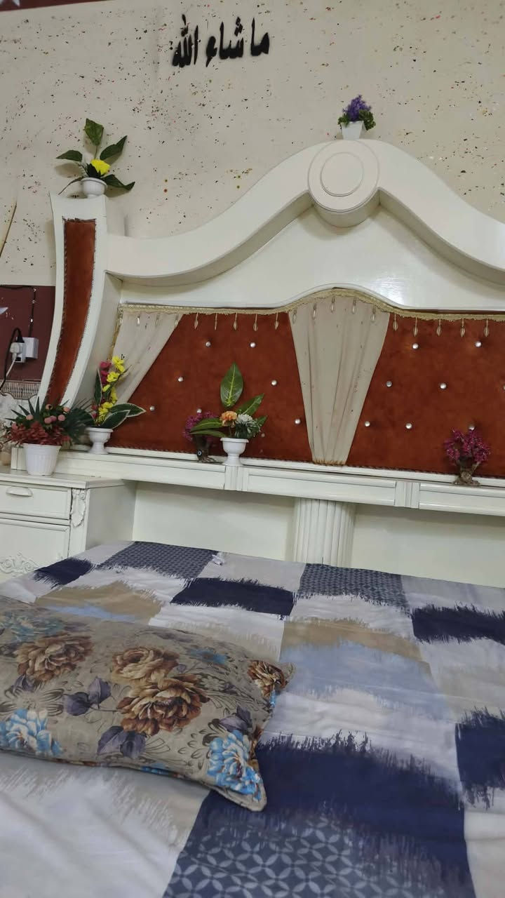 غرفه نوم ٤ قطع كامله للبيع سعر ٩٠٠ بيهه مجال للشراي مصبوغه ابيض ٦ بيبان ***********
