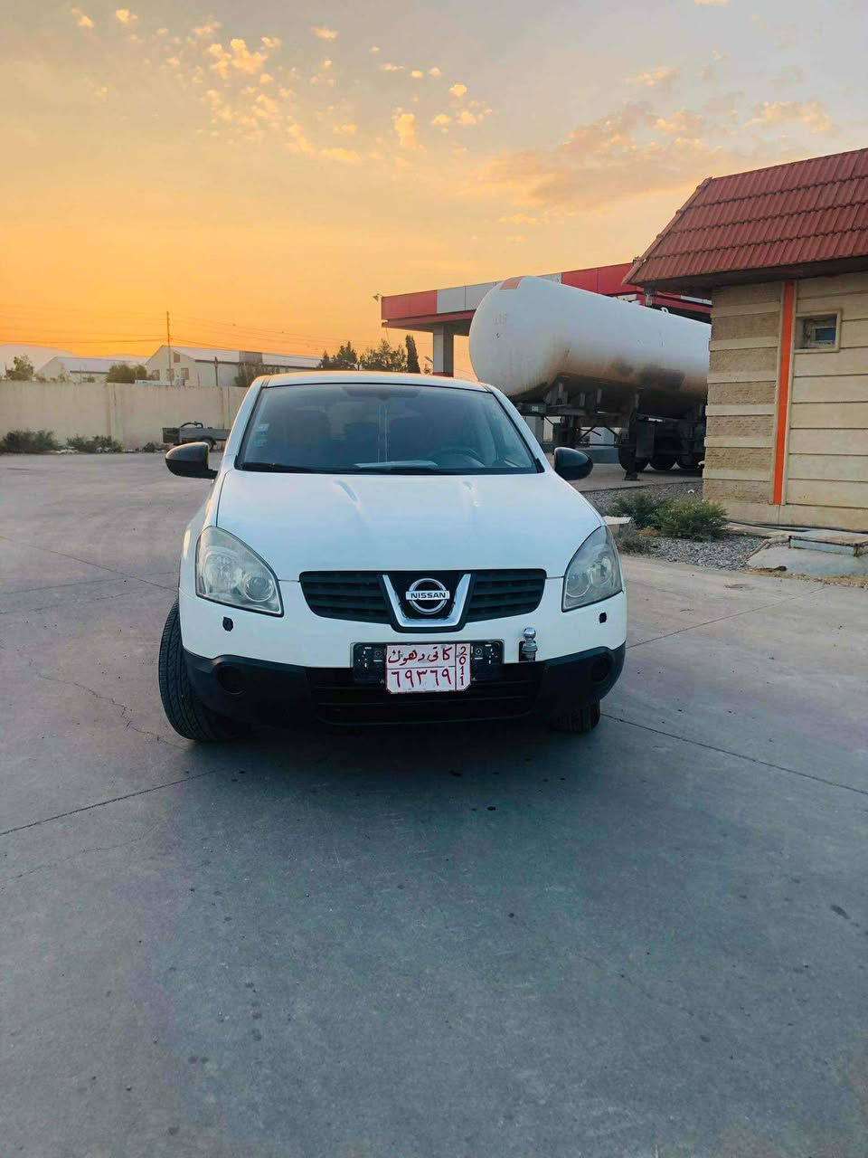 سەرەتا بە ناوی خوای گەورە
نیسان قاشقا ٢٠٠٩ بێ بۆیاخ
سەیارەکە ساخە نە موسە نە بڕاوەیە 
مەنفێسی عەسڵیە و لەسەر ئەو ڕەقەمەیە مەنەفێسەکەی 
گێرعادیە مەکینەو گێڕی بەشەرت 
دوو کوشن هیتەرە ڕۆنی تازە گۆڕاوە 
سەیارەکە هی ماڵە سەیارەی مە عرەز نیە سعری ٥٧$ گەڵاو مە عامەلەیە شوێن شارەزور 
ژ.م(***********)
