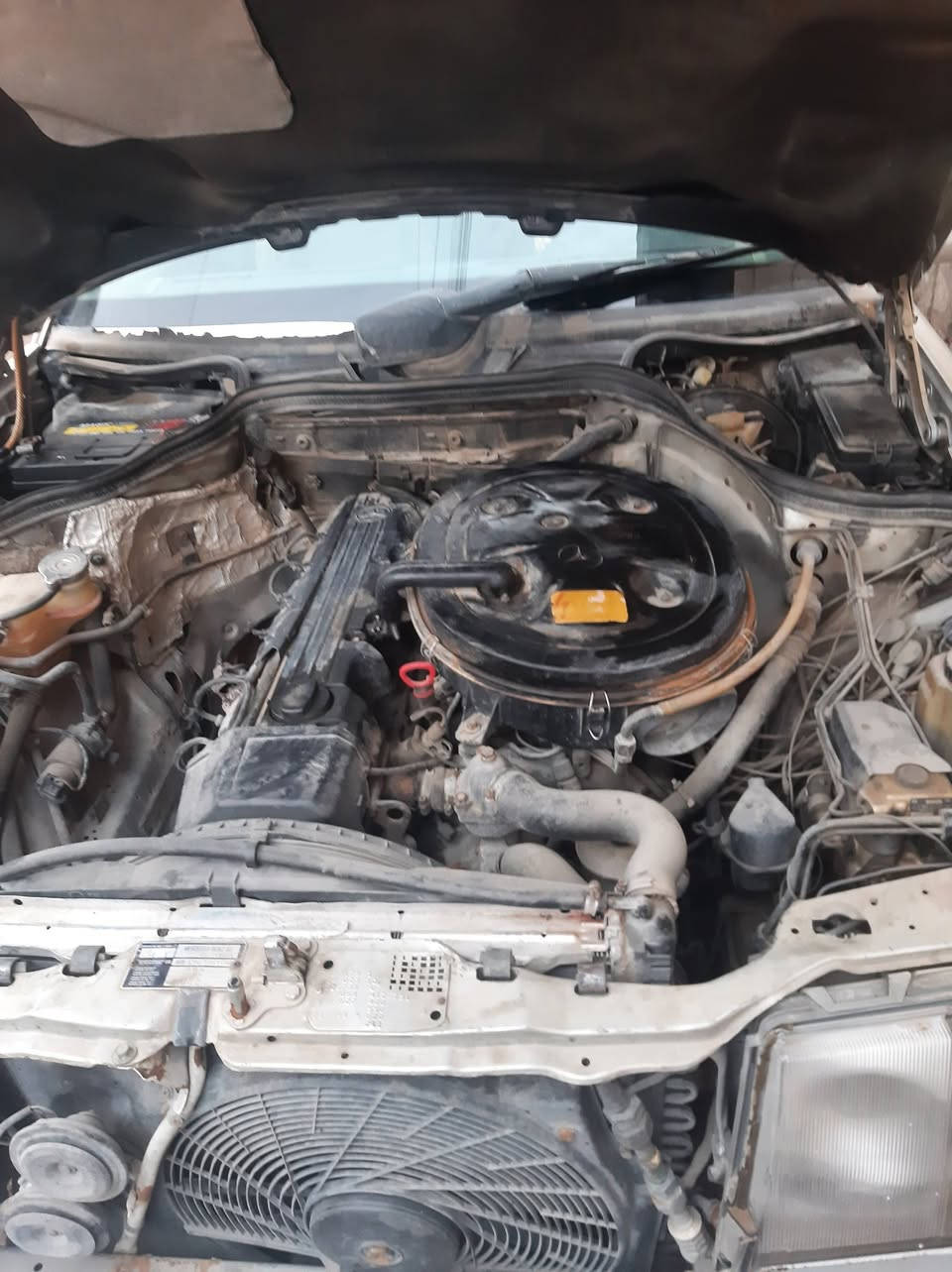 السلام عليكم 
مارسيدس دب للبيع موديل 92
رقمها انبار الإنكليزي 
السيارة مكانها بصرة  بأسمي
مكينتها بلاد العنكبوت
توجد ضربة بالهلال الخلفي واضح بالصورة 
للإستفسار الاتصال
 ***********
***********
