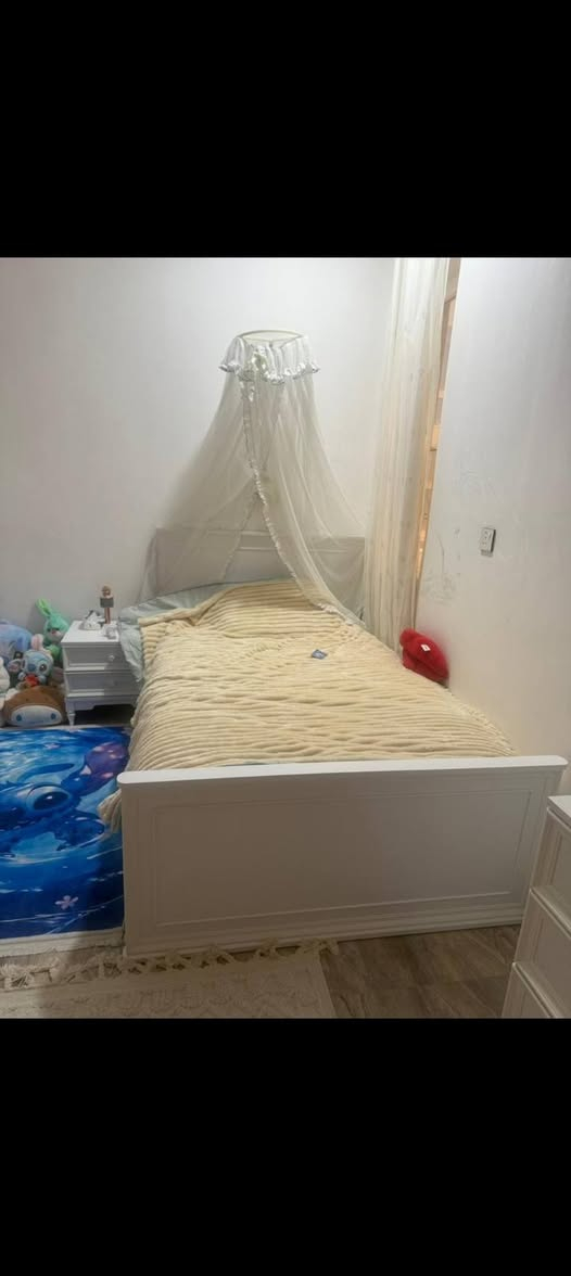 السلام عليكم عندي سرير  وميز مكتبي وميز مكياج يي ضرر مابي ونضيفات امان الله  
وايضا شزلون للبيع يي ستفسار ع لرقم ***********
