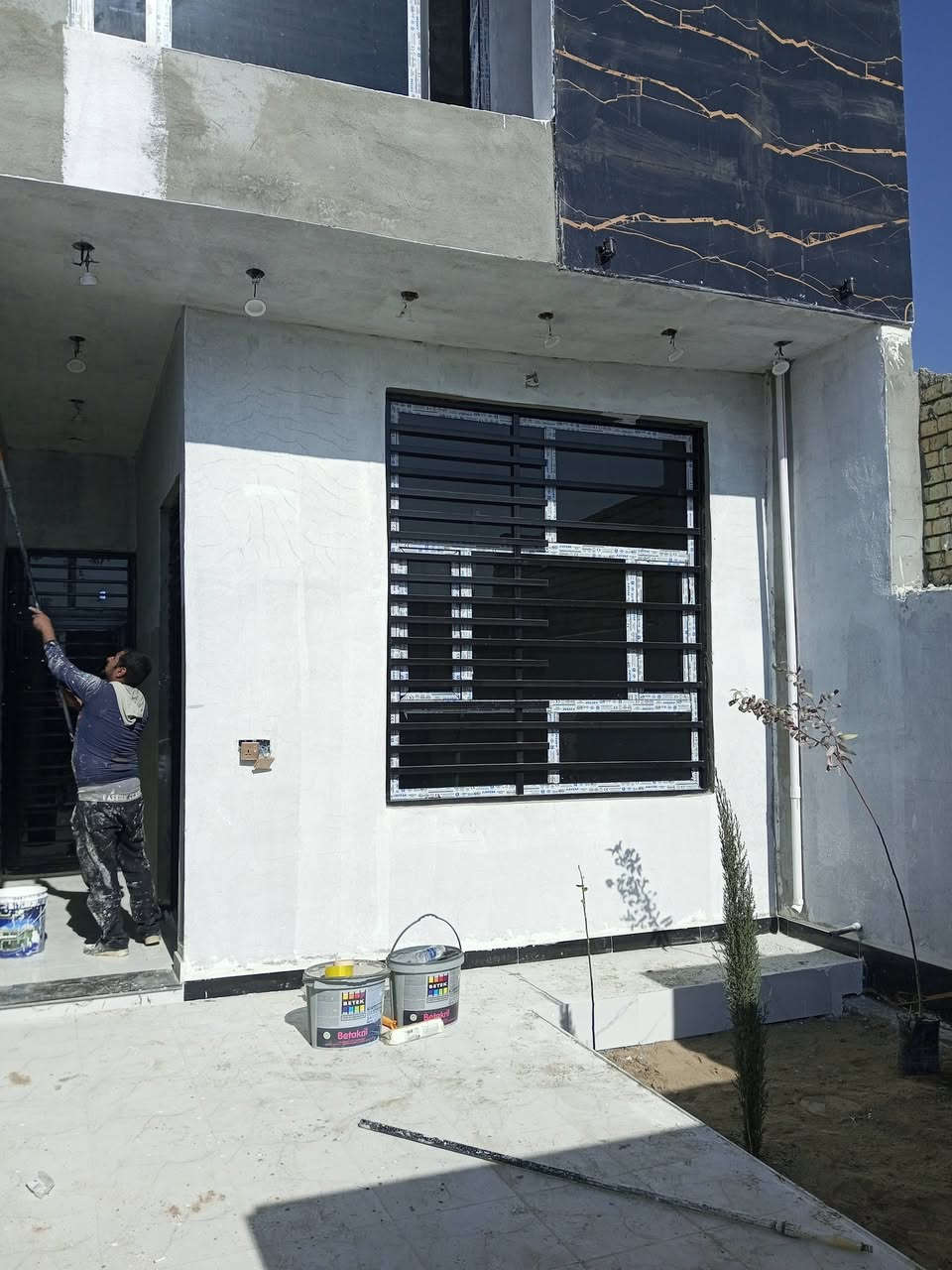 السلام عليكم
دار للبيع في حي الشهداء خلف محطة كهرباء التصنيع مساحة 125 طابق ونص 
الطابق الارضي استقبال صالة مطبخ حمام غرفة 
الطابق الأول غرفة وبيتونة 
***********
السعر 100 وبي مجال بسيط
