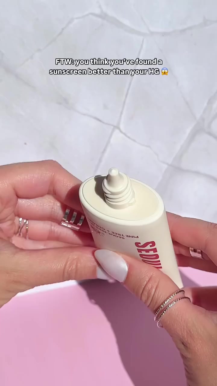 🌞💗 واقي شمس K-SECRET Seoul 1988 Sun 🇰🇷
خفيف، يحمي بشرتچ SPF50+ PA++++ ضد UVA/UVB والضوء الأزرق 🫧
✨ لا يترك بقايا بيضاء أو ملمس دهني
✨ سيراميد + ببتيدات + نياسيناميد لتحسين مرونة البشرة ومكافحة علامات التقدم بالسن
✨ مناسب للبشرة الحساسة، خالي من الكحول والبارابين والكبريتات والألوان الاصطناعية ✅

توجد توصيل لجميع المحافظات العراق 🇮🇶🚚🚕للحجز والاستفسار يرجى التواصل عبر الخاص 📩💌توجد لدينا عروض خاصة وخصومات وهدايا 🎁😍


**إذا كنت صاحب هذا الإعلان وتريد حذفه لأي سبب، رجاءا أرسل رسالة إلى الدعم الفني**