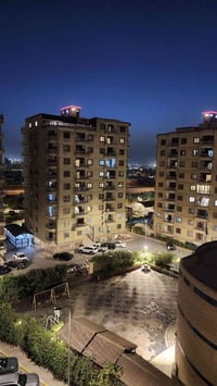 🪟 شقة فاخرة مؤثثة للبيع - مجمع بسكولاته 📐 المساحة: 163 متر 📉 الطابق: ا...