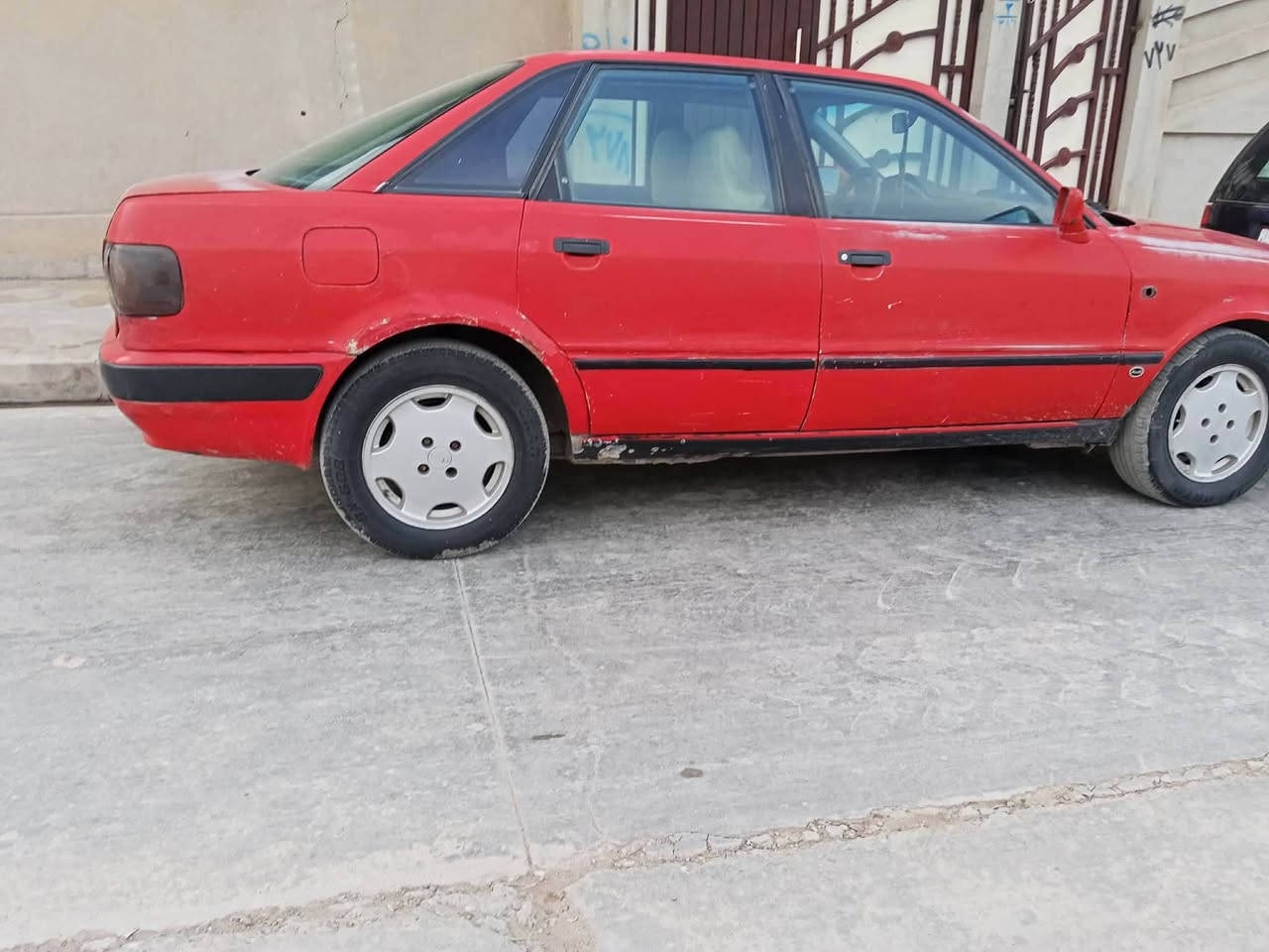 مكلف بل نشر اودي موديل 93 رقم نينوى ألماني سنويا جديده محرك وكير مابيهن شي كير عادي استفسار على رقم ***********
