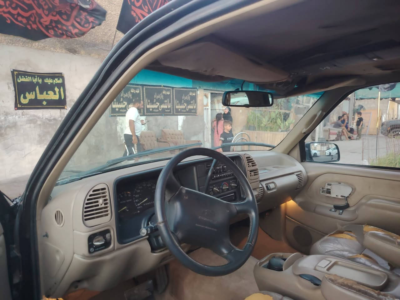 السلام عليكم مكلف بل نشر رقم صاحبهه هاذه
***********
شوفرليت مديل ٩٦ محرك عنكبوت ٣٥٠ نضيف كولش
 فور ويل
تبريد وتدفئه وكهرباء كامله كل نقص ماكو
رقم بغداد الماني سنويه كارتونيه قاصرين بيهه ابيع كوم حديد عارضهه ٣٢
مكان بغداد مدينة الصدر
