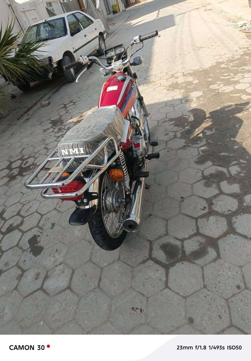 سلام عليكم ماطور للبيع مديل 21 ايراني بلادي بس مبدل تانكي وكشن باقي كله بلادي جانت مضمومه وكيل كرعاوي ***********
