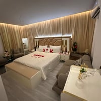 اثاث للبيع مابيه اي اظرار داخل مجمع نجمه بغداد  سبب البيع عدي سفر  ٠٧٧...