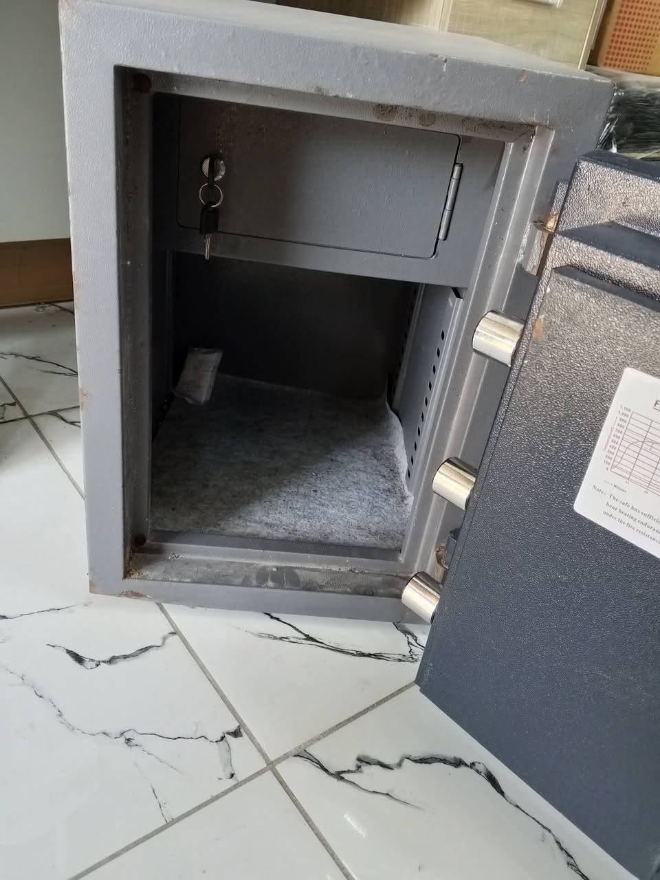 قاصه مستعمله ضد الحرق الوزن 50 مكان مدينة الصدر ***********
