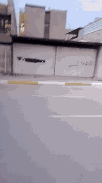 السلام عليكم قطعة أرض للبيع حاليا جملون اومخزن المساحة 180 متر واجهة 9 نزال 20على شارع تجاري شارع حي البساتين شارع احمد الوائلي جان متأجر بمليون ونص تريد تأجره اوتستثمره  اوترهم بناية للاستفسار اكثر الاتصال ***********
