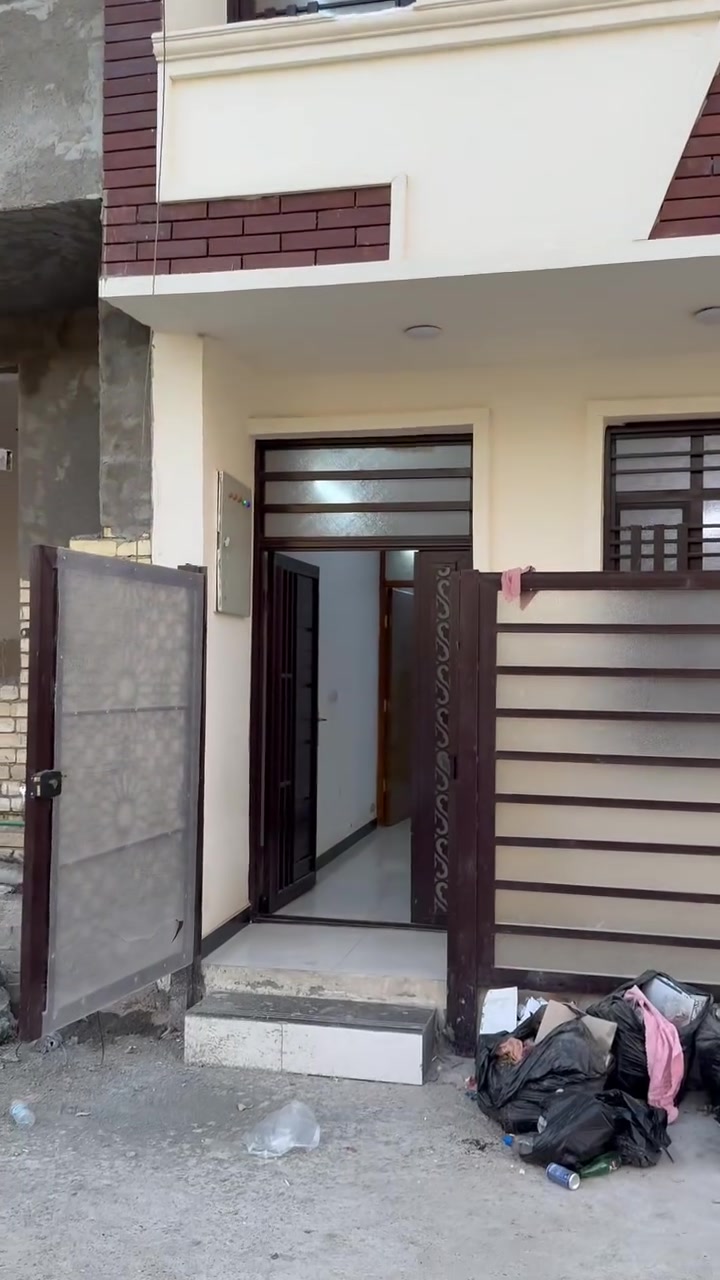 بيت مساحه ٦٥ متر للبيع زراعي سند ٢٥ملك صرف انذار محكمه بناء ٢٠٢٦ البيت ثلاث طوابق الطابق الأرضي صاله ومطبخ وغرفه وخدمات ومنور الطابق الثاني غرفتين نوم وخدمات الطابق الثالث بيتونه وسطحين امامي وخلفي البيت مجهز بمنظومه كامرات وسبالت وستلايت وانترنيت وغاز كلهه دفن بوردات بالحايط السعر ١٧٥ مليون وبي مجال الموقع سبع ابكار خلف سوك السمجه قريب على مولدة جواد قوب أسواق ابو عبيده الاستفسار خاص او الاتصال ***********
