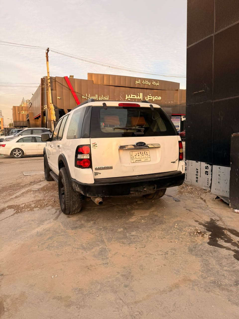 السلام عليكم
فورد إكس بلور 
موديل 2004 
محرك كير بل كارتون مال برادو 
صبغ عام 
داخل جديد مصار يومين من شديته 
رقم انبار ألماني تحويل ثاني يوم 
السياره مناقصه اي شي 
عنوان السياره بغداد 
الاتصال ***********
الاتصال ***********
