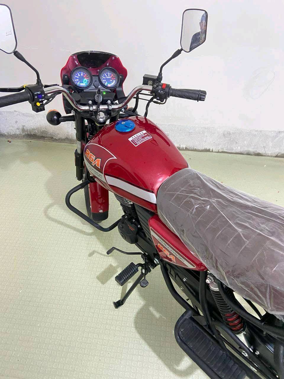 دراجة نارية دايون 26A للبيع بلون أحمر مميز. الحالة ممتازة وجاهزة للقيادة. مناسبة للمدن باستهلاك وقود اقتصادي وتصميم عصري. مثالية للتنقل السريع والمرن في شوارع المدينة.