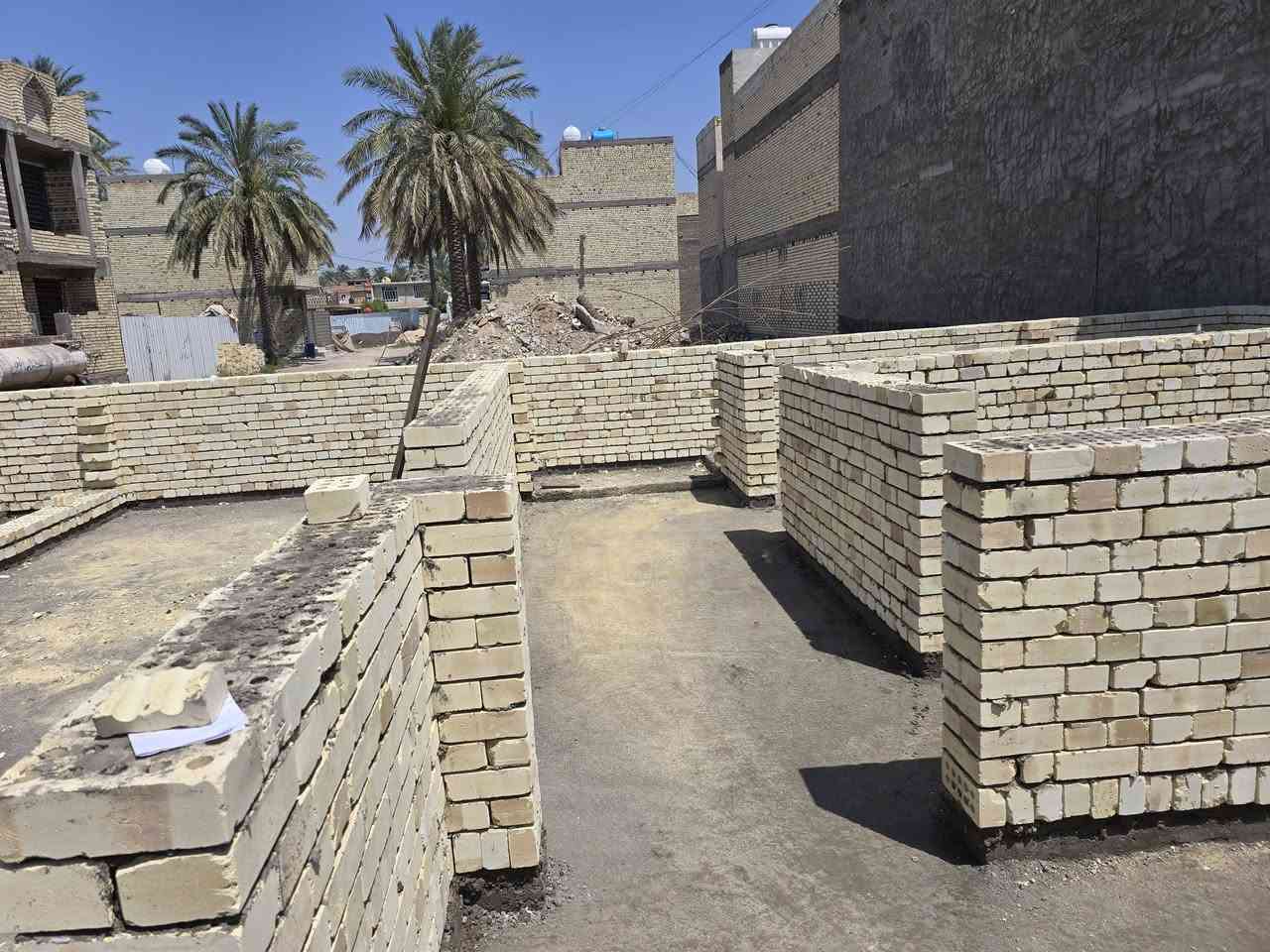 (((  ابو بنين المقاولات )))
عرض البناء الاقوى في بغداد 
  بناء.   نقد وبالقسط  كافت المناطق بغداد شتغل بكل زراعي كافت لمواقات عليه
***********انتصال 
عرض البناء يبده  300  الف الحد ٤٠٠الف للمتر المربع الواحد فقط ذرعة سقوف .. 
وفق المواصفات الانشائية التالية :-
1-تهيئة الارض  الارض و فرش طبقة من السبيس الخالي من الشوتئب و الجلمود عند الحاجة و حدل الارض بحادلة 20 طن للوصول الى المستوى المطلوب.
2-رش الارض بالمبيد الحشري الجرثومي عالي الفعالية مع فرش طبقة من النايلون الزراعي.
3-تأسيس شبكة مجاري 4انج الامل الشريف مصري مسلح ثلاث طبقات.
4-قالب الخشب و تسليح نشر حصيرةواحدة حديد بنشر 30سم مع اضافة جسور بابعاد اتاري 25سم ناجح بالفحص و باقطار حديد نصف انج مع شيش قياس 5 نوع عراقي f.f .
5-صب الاساس باسمنت مقاوم خلطة c30 بارتفاع 40سم للرفت.
6-صب البتلو مع اضافة مواد عازلة للرطوبة.
7-البناء يكون بالطابوق الابيض الجمهوري.
8-صب الاسقف نشر 30سم مع جسور بارتفاع 30سم و مواصفات الطابق الثاني و البيتونة نفس القياسات المذكورة.
9-تأسيس شبكة الماء مسلح درجة اولى تركي.
10-تأسيس الكهرباء نوع سيمنز العقبة الاردني.
11-تطبيك الارضية بكاشي موزاءيك وبورسلين تطبيك الحمامات و المطابخ بالسيراميك الايراني الدرجةالاولى
13-عمل الجص و البورك بمساطر بقياسات 90 سم و البورك نوع غزال او مالج.
14-الواجهة مرمر و بورسلين بنسبة 50% من كامل الواجهة بدون اي اضافة بالاسعار.
15-ديكورات جبسوم بورد للصالة فقط.
16-الانارة نوع سعودي او اماراتي بضمان 5 سنوات و الميزانية نوع (اي بي بي ) سويسري ضمان 25 سنة.
17-الفتنكات الصحية و الاثاث للصحيات نوع تركي درجة اولى.
18-لبخ المناور و الجدران الداخلية و الستارة للسطح مع النثر.
19-بايات الدرج كرانيت درجة ثانية او بورسلين حسب اختيار الزبون
21-محجر الدرج المنيوم تركي .
22-الابواب الداخلية تركية بقياس 210سم .
23-الشبابيك حديد او المنيوم مع زجاج بقياس 6ملم و ابواب المداخل حديد.
24-باب الاستقبال قاصة تركي المنشأ مع كيلونات ايطالية بضمان 20سنة من شركة E-Form.
25-السطح شتايكر مع فلين بسمك 3سم مع زميج مع عازل رطوبة.
26-تجهيز سخان سعة 120لتر مع تجهيز تانكي ماء سعة 1000لتر مع بوستر مع مضخة ماء درجة اولى.
27-باب السياج الخارجي حديد درجة اولى.
28-شبكة معالجة ارضة مع شبكة خطوط كامرات مع انترنيت .   المواصفات المذكورة تثبت و ترفق بالعقد .لمتر هيكل يبده من ١٨٥ الحد ٢٢٠
كافت مناطق الزراعي 
اشتغل جميع لموافقات عليه اي زراعي اني شتغل
