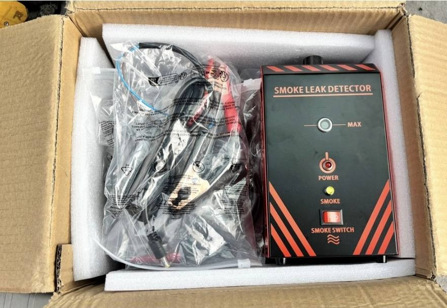 جهاز كشف تسرب الدخان (Smoke Leak Detector) هو أداة تشخيصية تستخدم لتحديد التسريبات في أنظمة المركبات المختلفة.
الاستخدام: يُستخدم للكشف عن التسريبات في أنظمة السحب، وأنظمة الوقود، وأنظمة التبريد، وخطوط الأنابيب الأخرى. 

طريقة العمل: يعمل الجهاز عن طريق تسخين الزيت (مثل زيت الأطفال أو الزيت المعدني) لإنتاج دخان كثيف يتم ضخه في النظام المراد فحصه، مما يسهل تحديد أماكن التسرب. 

المميزات:

يأتي مزوداً بمفتاح تشغيل للدخان (Smoke Switch) ومؤشرات ضوئية للطاقة والدخان. 

يحتوي على تحكم في مستوى الدخان (Max). 

يتم توصيله ببطارية السيارة بجهد 12 فولت للعمل.


**إذا كنت صاحب هذا الإعلان وتريد حذفه لأي سبب، رجاءا أرسل رسالة إلى الدعم الفني**