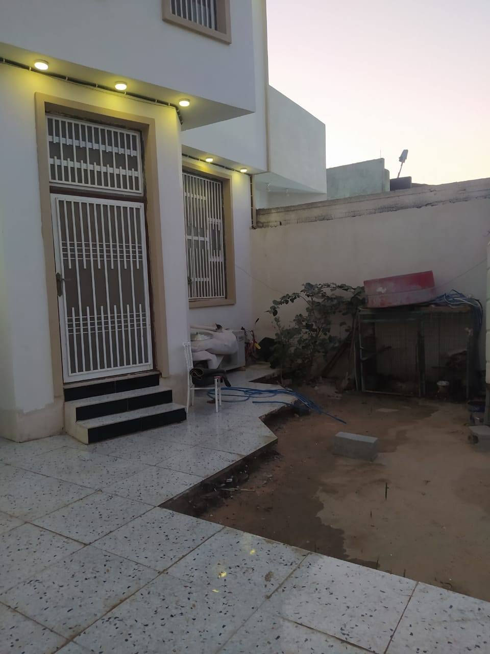 بسم الله الرحمن الرحيم يتوفر لدينا بيت للبيع طابو زراعي عراقي البيت قاطين يتكون من 4 غرف النوم وديوان وصاله فوك وصاله جوه وكراج مساحة 300 عنوان البصرة ابو الخصيب حمدان قريب مستوصف حمدان شارع 10 متر ماء كهرباء سعر 220 وبيه مجال ***********.  ***********
