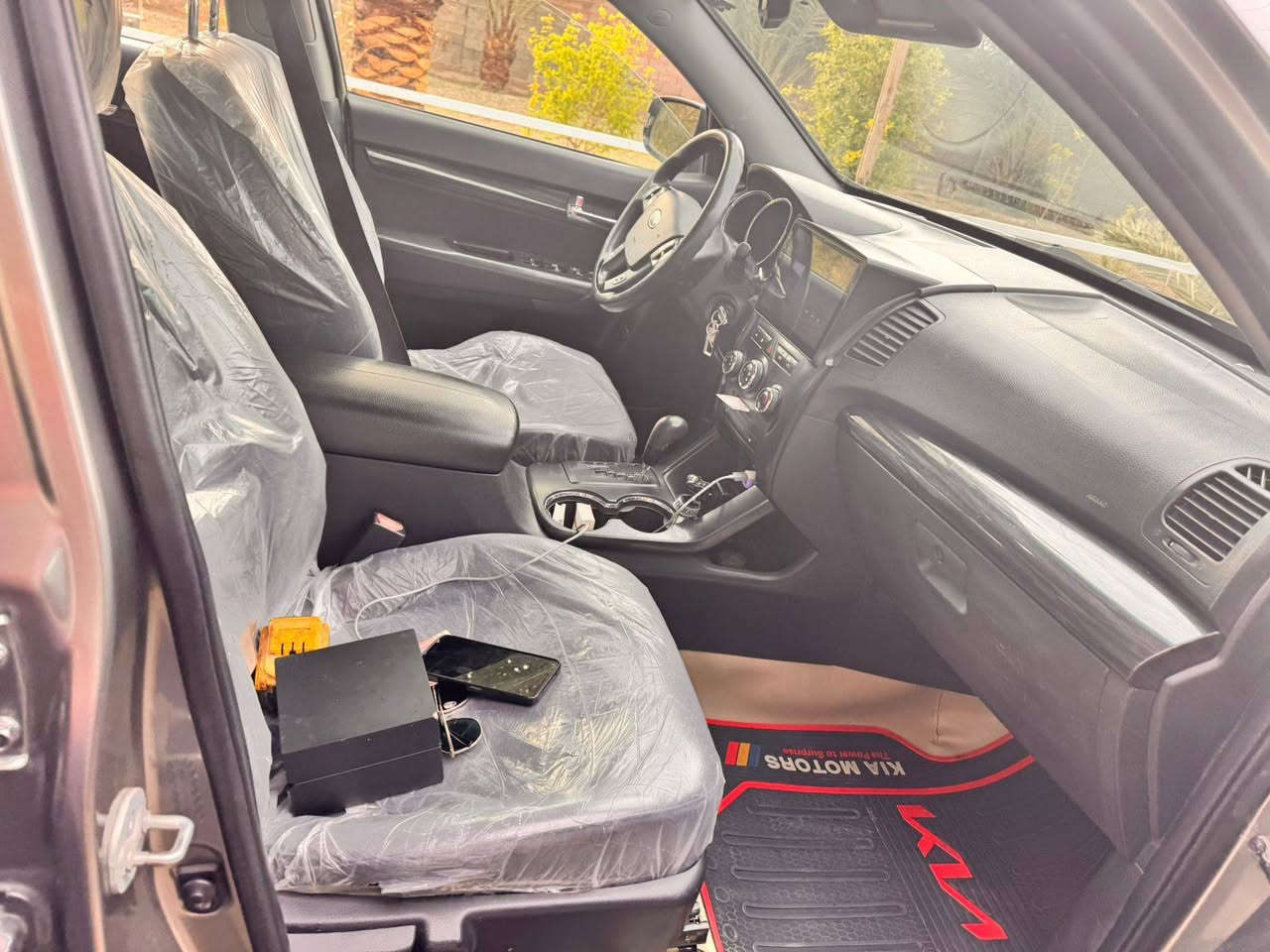 سورنتو 2013 امريكي محرك ٤سلندر دوش شديته قبل شهر جديد بالكارتون سياره مال بيت بيهه قطعتين بامريكا جاملغ ايمن وبنيد وبالعراق بيهه باب السايق والجاملغ الكدامه يعني اربع قطع بيهه بدون دواخل لاشاصي ولا غيره شرط السعر ١٣٠  سياره جاهزه *********** __*********** العنون الفلوجه الصقلاويه
