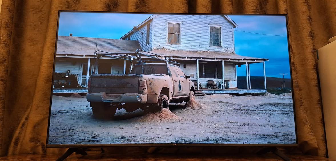 للبيع
شهرين من شرائها 

استخدامها جدا قليل 

مع كل ملحقاتها الاصلية 

مكاني الشعب 

معلومات المنتج ✅️ :

تقدّم تلفزيون TCL  مقاس 50 بوصة صورة واضحة بدقة FHD عبر لوحة VA وتقنية LCD مع بريق مستوحى من QLED. يعمل بنظام Google TV لتجربة بث سهلة والتحكم المنزلي. يدعم HDR10+ وHLG لتعزيز التفاصيل العالية، بينما يوفر صوت Dolby Atmos صوتاً غنياً من مكبريْ صوت 2×10 واط. تتوفر اتصالا بلوتوث 5.4 وواي فاي 4، و HDMI 1.4b للاتصالات الأساسية مع عدم وجود eARC/ARC. يسمح حامل VESA 200×200 بتركيب مرن سواء على الحائط أو على الحامل، وتناسب أبعاده التثبيت في غرف المعيشة. خيار عملي للعائلات العراقية الباحثة عن تلفزيون ذكي اقتصادي مزود بميزات قوية.

بسعر 355 🫡


**إذا كنت صاحب هذا الإعلان وتريد حذفه لأي سبب، رجاءا أرسل رسالة إلى الدعم الفني**