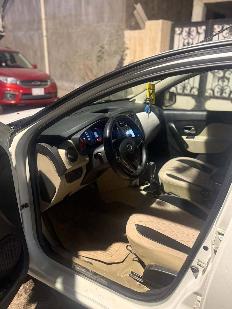 سلام عليكم رينو سيمبول 2020  خليجي كفاله عامه من ضربه صبغ ماشيه 74 رقم اربيل تحويل او وكاله مكاني بصره سعره 77 بيه مجال  رقمي *********** سياره كلش جديده مكينه كير حداديه جديده بل كارتون
