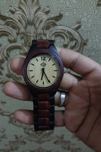 ساعة خشب الورد • تصميم مختلف • مقاس يد وسط