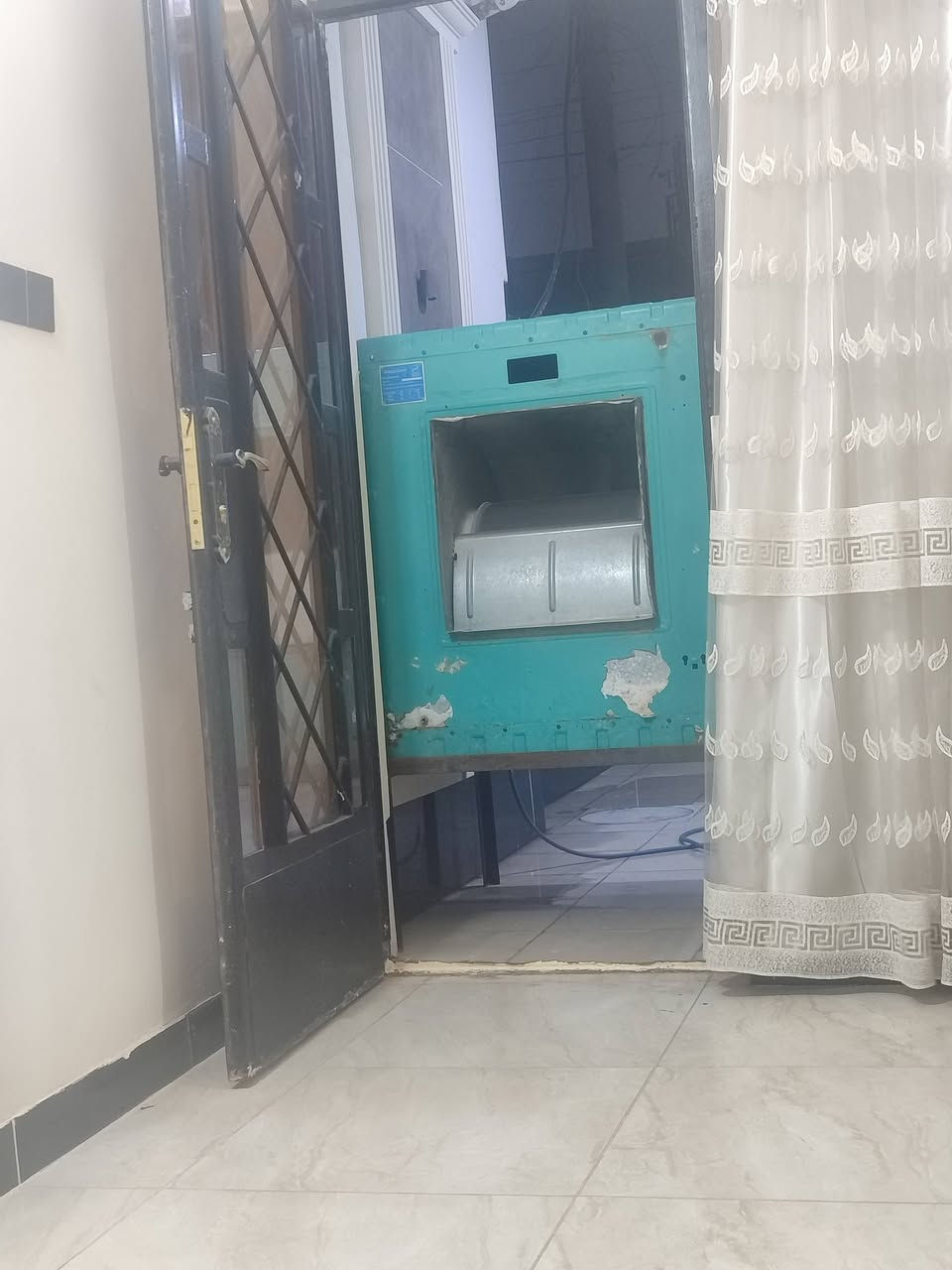 السلام عليكم مبرده نضيفه جدا حجم كبير ٤٥٠٠ اخوان انتبهو للحجم هواها ماشاء الله يخبل تجون وتشوفو بس مكان مرهمت ابد وره البيت مساحه صغيره هيه والميز مالتها ب ١٦٠ قفل مكانها الضباط مقابل مجمع الروان السكني قرب جامع المدينه المنورة


**إذا كنت صاحب هذا الإعلان وتريد حذفه لأي سبب، رجاءا أرسل رسالة إلى الدعم الفني**