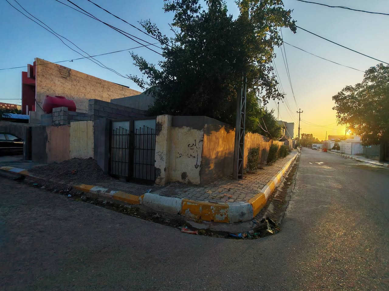 ​📍 تفاصيل العقار:
العقار عبارة عن قطعة أرض (مساحة 300م) تحتوي على بنائين منفصلين بالإضافة إلى محل تجاري، تفاصيلها كالتالي:

​🏠 المنزل الأول (مساحة 200 متر مربع):
​تصميم واسع ومميز يناسب العائلات الكبيرة.
​غرف نوم مريحة، صالة استقبال، مطبخ، ومنافع متكاملة.

​🏡 المنزل الثاني (مساحة 100 متر مربع):
​بناء مستقل ومثالي لعائلة صغيرة، أو يمكن استغلاله للإيجار وتحقيق دخل إضافي.

​🏪 محل تجاري:
​يقع على الشارع مباشرة، جاهز للتشغيل كنشاط تجاري خاص بك أو للإيجار الاستثماري.

​📞 للمعاينة والاستفسار:
 لمعرفة السعر وتفاصيل إضافية، يرجى التواصل معنا:
​📱 رقم الهاتف: [***********]

