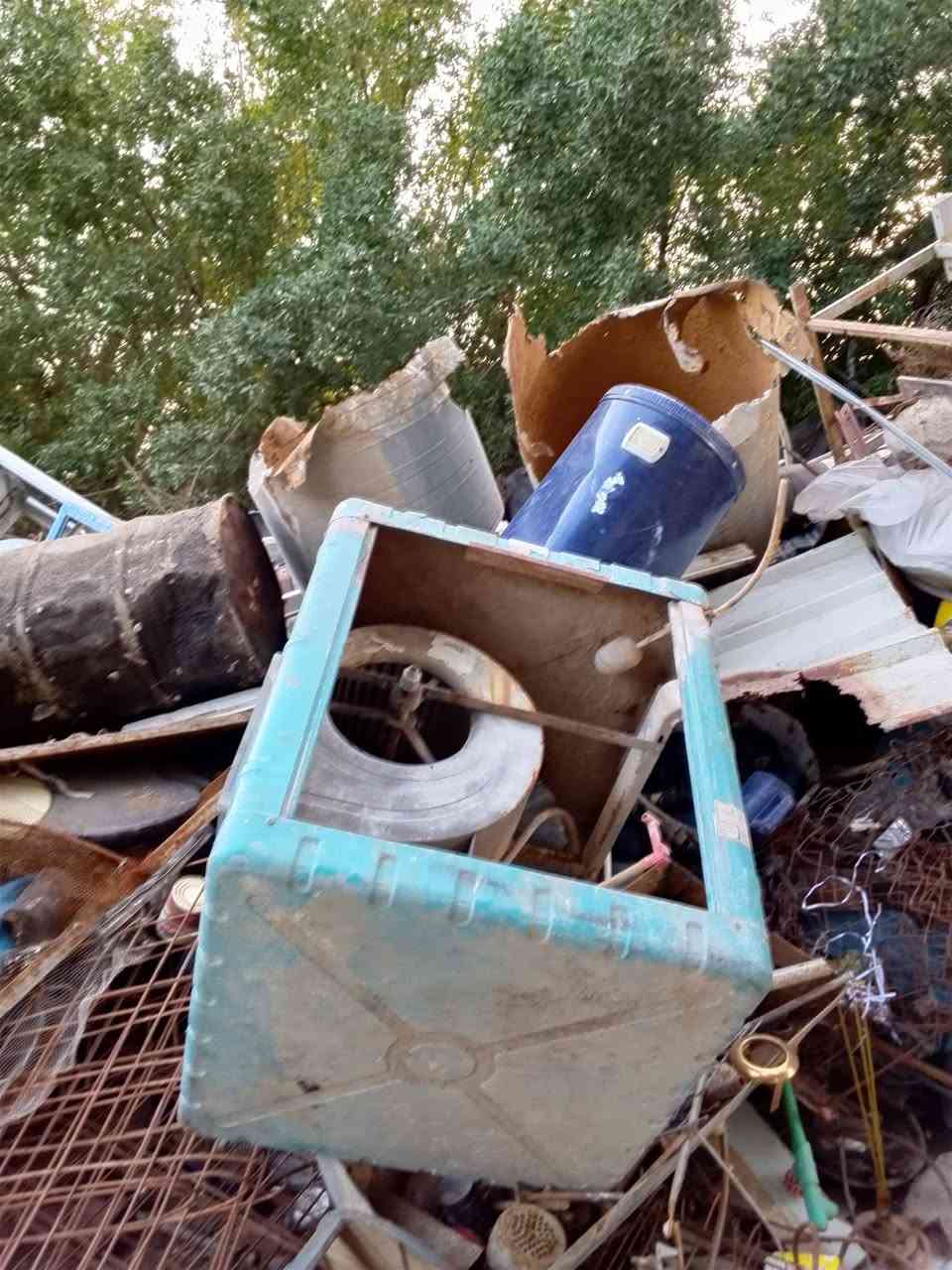 حديد سكراب للبيع مطروح كمية تقريبا 15طن ***********
