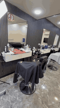 محل حلاقة جاهز كامل للبيع الأغراض واضحة في التصوير ونظيفة كامله السعر ...