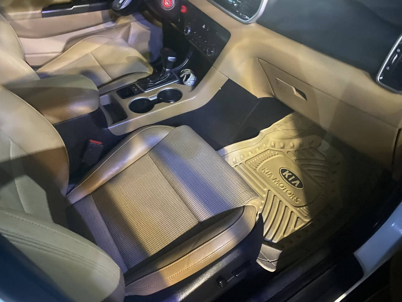 سلام عليكم من رخصه مدير الكروب سبورتج موديل 2020 خليجي مكينه 2000 دوش موصفات كشنات كهربائيه كامره حساس امامي خلفي مري شفط وبيه بعد موصفات تخم تاير جديد قبل أسبوع شديته بسمي بدون ضرر فقط بارد بجاملغ امامي وكلير بسيط يم قبق البانزين سعر 195 اي استفسار اتصل واني حاظر ***********
