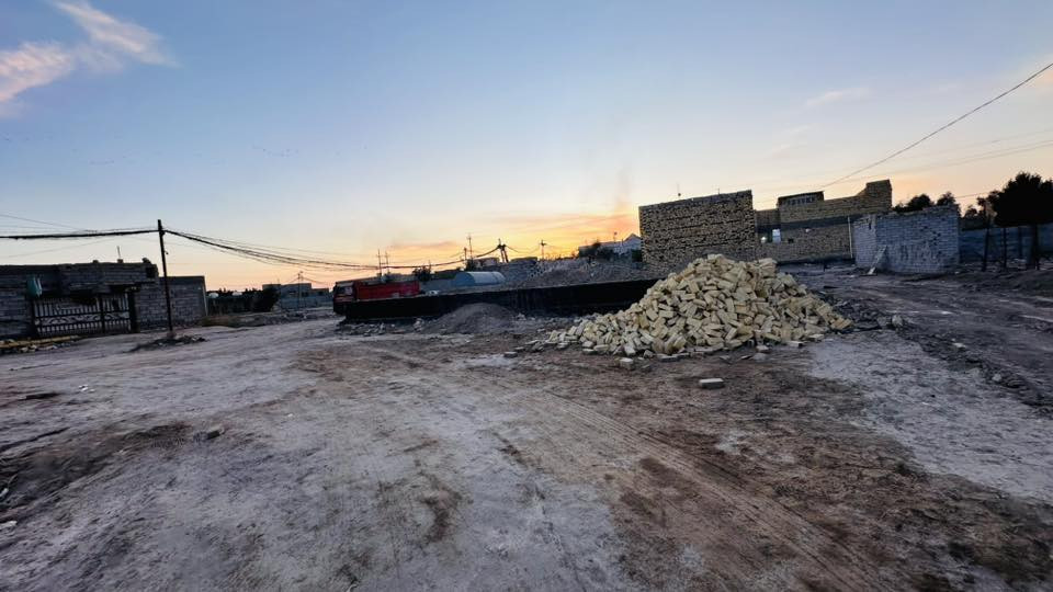 السلام عليكم عرصه ٢٠٠وبتلو ايضاً ٢٠٠ متر كامل كونكريت مسلح مدفون كدام عينك العنوان شافعيه معمل حجي هندي ملعب سامكو  للبيع الاستفسار الاتصال ع الرقم ***********
